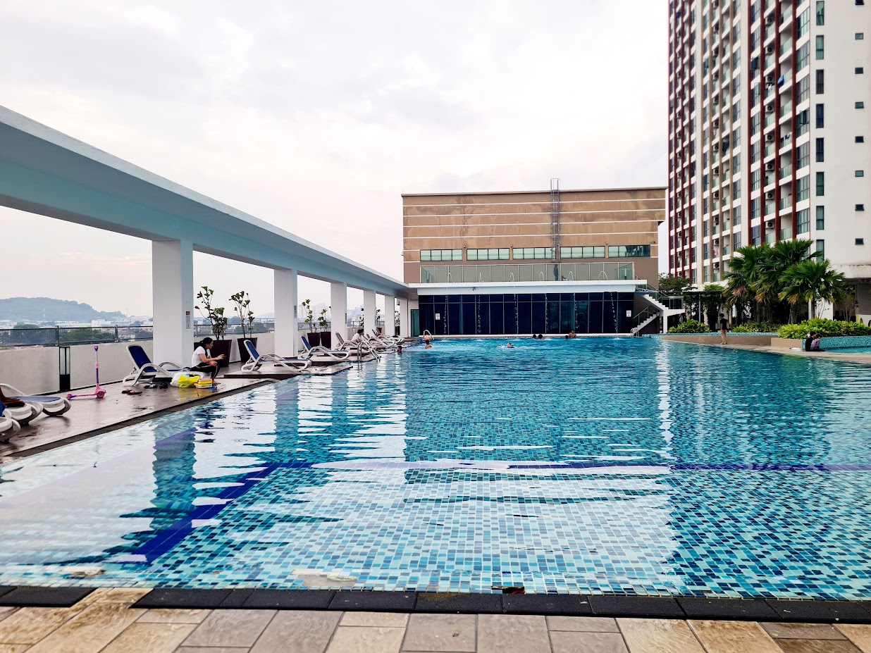 Infinity pool at Amerin Residence