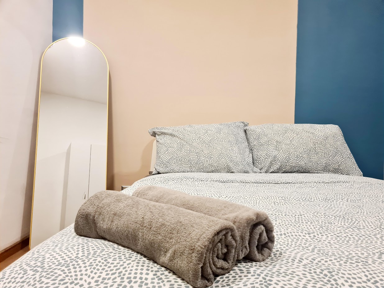 Main bedroom with towels prepared on the bed